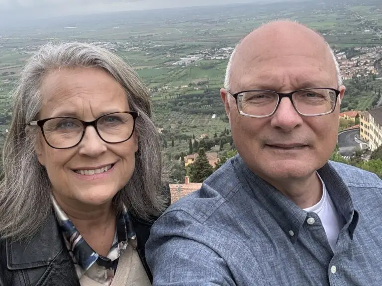 A couple in Cortona traviling
